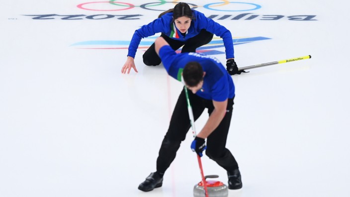 Curling bei Olympia: Zu Gold gewischt: Amos Mosaner und Stefania Constantini in Peking.