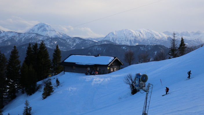 Freizeit in den Bergen: Die Hütte der Ski- und Bergwacht am Kamm am Brauneck direkt unterhalb der Bergbahn-Gipfelstation.