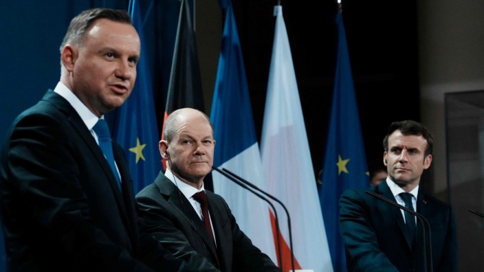 Ukraine-Krise: Weimarer Dreieck: Bundeskanzler Olaf Scholz (Mitte), Polens Präsident Andrzej Duda (rechts) und Emmanuel Macron nach ihrem Treffen im Kanzleramt in Berlin.