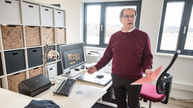 Wirtschaft: Geschäftsführer Jürgen Steinmüller steht am Rechner, auf dem das Programm zum Erstellen von Stickprogrammen geöffnet ist.