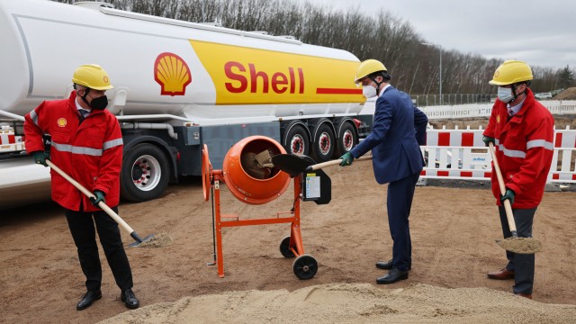 Öl-Konzern: Zum Baubeginn in Köln haben Shell-Deutschlandchef Fabian Ziegler (l.) und Raffinerie-Manager Marco Richrath (r.) den nordrhein-westfälischen Ministerpräsidenten Hendrik Wüst (CDU) eingeladen.