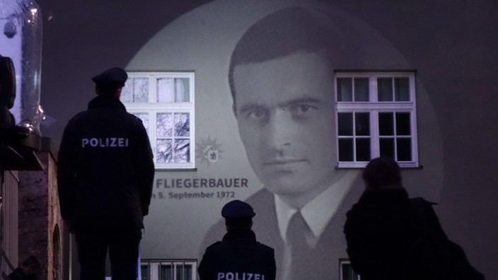 50 Jahre Olympia in München: Eine Lichtinstallation an der Fassade des Polizeipräsidiums zeigt im Februar ein Foto des ermordeten Polizisten Anton Fliegerbauer. Er war eines von zwölf Opfern des Olympia-Attentats 1972.