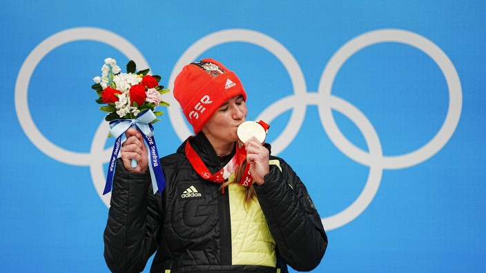 Erfolgreichste Deutsche bei Olympischen Winterspielen: Ein Kuss für die Medaille: Natalie Geisenberger nach ihrem dritten Einzelgold in Folge.