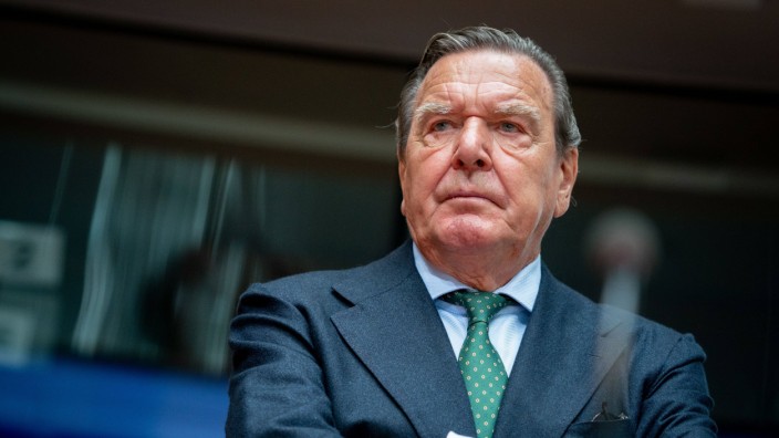 Innenministerium: Der frühere Bundeskanzler Gerhard Schröder steht wegen seiner Nähe zu Russland in der Kritik.