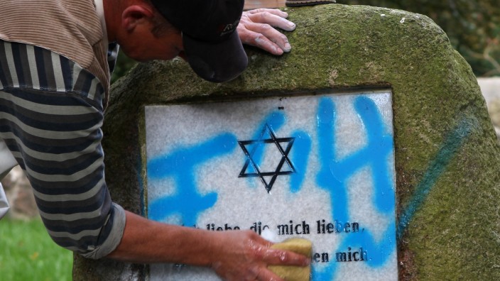 Medien: Wenn der Antisemitismus grassiert: Schmierereien am Gedenkstein auf einem jüdischen Friedhof in Mecklenburg-Vorpommern.
