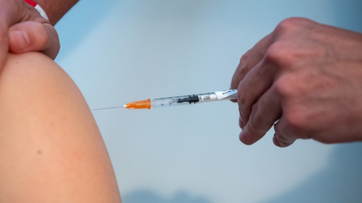 Prozess in Traunstein: Eine Spritze in den Oberarm setzen, können nach Ansicht der Verteidigung unter Umständen auch Nicht-Mediziner wie der Angeklagte im Traunsteiner Impfarzt-Prozess.
