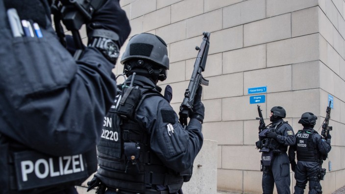 Polizei: Bewaffnete Polizisten bewachen nach Schüssen in Halle die Synagoge in Dresden.