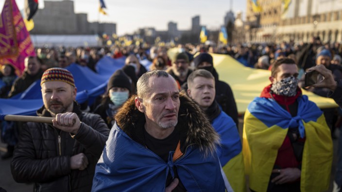 Ukraine-Krise: Charkiw (russisch: Charkow) liegt nur 30 Kilometer entfernt von Russland. Tausende demonstrierten hier am Wochenende gegen den Aufmarsch von Putins Truppen - viele haben Angst.