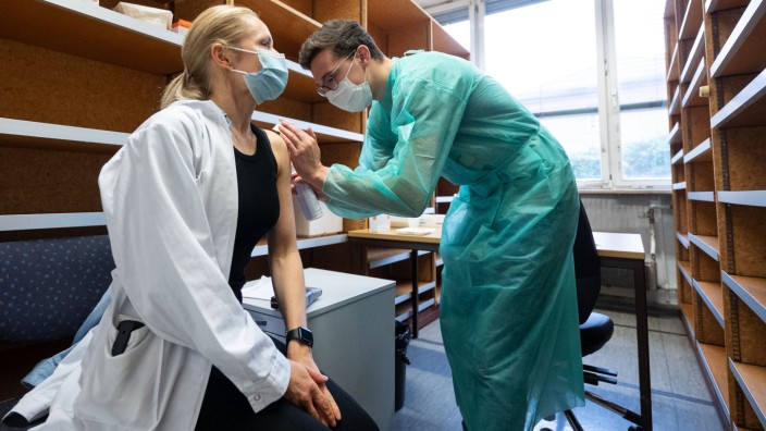 Corona-Pandemie: Im Dezember haben Bundestag und Bundesrat eine berufsbezogene Impfpflicht beschlossen.