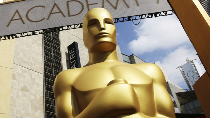 Oscar-Verleihung: Eine Oscar-Statue vor dem Dolby Theatre am Hollywood Boulevard. Hier reicht am 27. März ein negativer Test.
