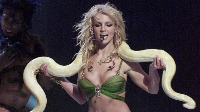 Neue Werke über Britney Spears: Britney Spears mit einer Schlange bei den MTV Video Music Awards in New York 2001.