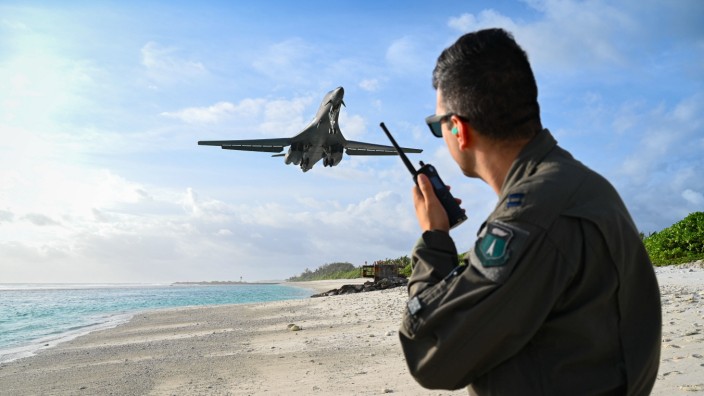 US-Basis Diego Garcia: Sommer, Sonne, Strand - und ein Captain der US Air Force, der die Landung eines B1-Bombers begutachtet. Das ist derzeit Realität auf den Chagos-Inseln. Bleibt das so?