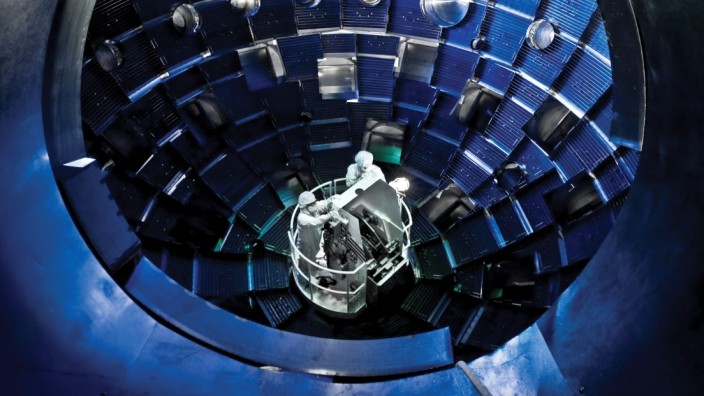 Energie: Am Lawrence Livermore National Laboratory bei San Francisco gelang es kürzlich, im Innern dieser Kugel per Laser eine Fusionsreaktion zu zünden.