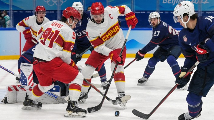 Eishockey bei den Olympischen Spielen: Gekommen, um Pionierarbeit zu leisten: Tyler Wong und Brandon Yip alias Wang Taile und Ye Jinguang treten für China bei den Olympischen Winterspielen an. Gegen die USA war das Team des Gastgebers dennoch chancenlos.