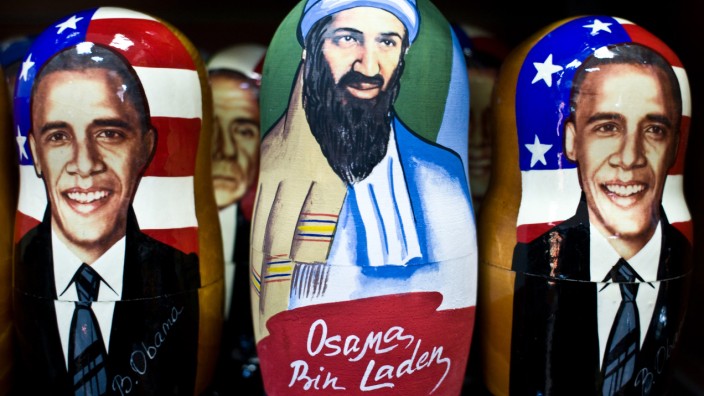 Völkerrecht: Mit Spezialeinheiten und Drohnen gehen die USA seit dem 11. September 2001 gegen islamistische Terroristen vor, im Bild Matroschka-Figuren von Barack Obama und Osama bin-Laden.