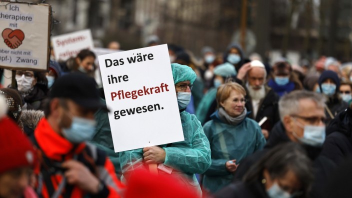 Impfpflicht im Gesundheitswesen: Demonstration gegen die Corona-Maßnahmen der Bundesregierung in Düsseldorf.