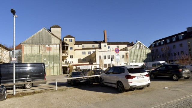 Stadtentwicklung: Hinter dem noch stehenden Gebäude ist die frühere Fleischwarenfabrik bereits verschwunden und die Fläche dient als Parkplatz.