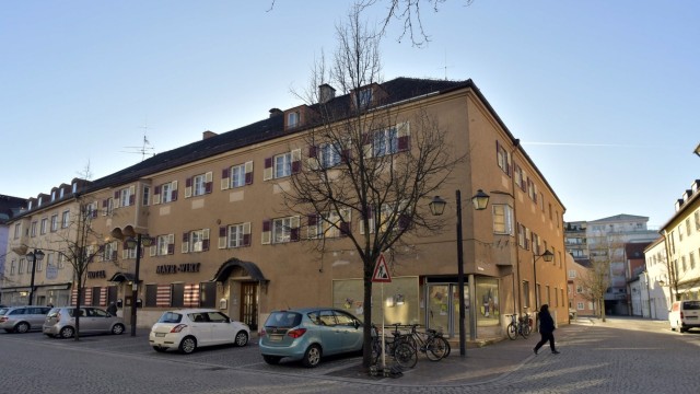 Stadtentwicklung: Von der Ecke Haager Straße und Kordonhausstraße aus sieht man noch eine intakte Gebäudefront mit der Aufschrift Hotel Mayr-Wirt.