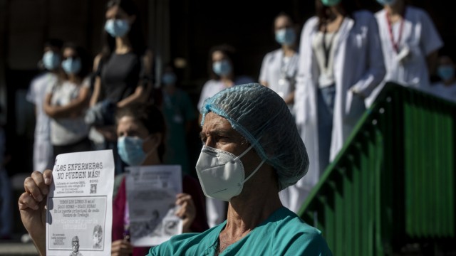 Arbeitsmarktreform: "Die Krankenschwestern halten es nicht mehr aus": Medizinisches Personal in einem Krankenhaus in Madrid fordert eine Gehaltserhöhung und bessere Arbeitsbedingungen.