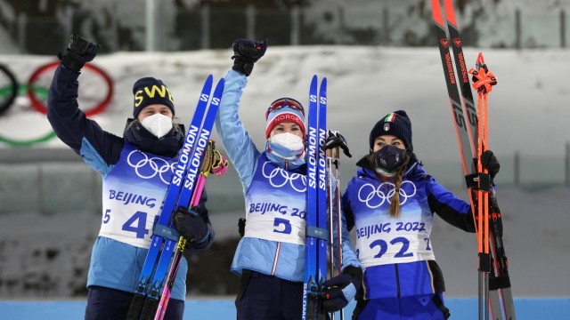 Olympia: Das Podest nach dem Sprint: Elvira Öberg, Marte Olsbu Röiseland und Dorothea Wierer (von links).