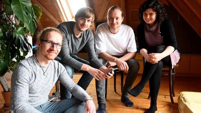 Partnersuche: Sie haben die Dating-App "Blindmate" entwickelt: (von links) Andreas Lindner, Benjamin Wiegand, Laurenz Reichl und Anna Schotenröhr.