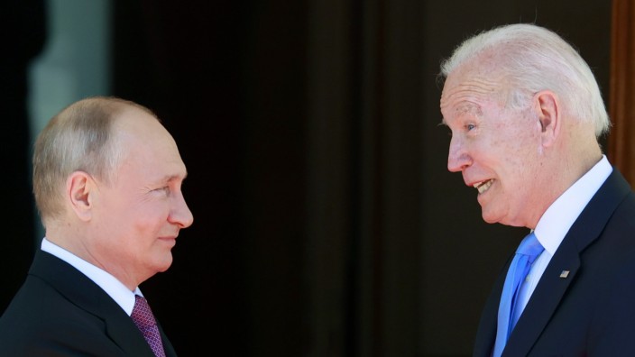 Ukraine-Krise: Der russische Präsident Wladimir Putin (links) und US-Präsident Joe Biden bei einem Treffen im Juni 2021, nun haben sie telefoniert.