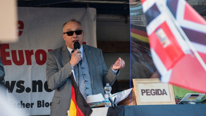 Ehemaliger AfD-Abgeordneter: Er sei ein "kleiner Höcke", hat Jens Maier mal gesagt. Hier spricht er 2020 bei einer Pegida-Kundgebung in Dresden.