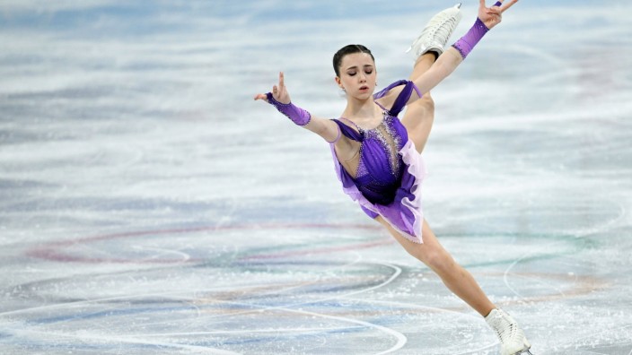 Eiskunstlauf bei Olympia: Zehn Jahre Drill: Die 15 Jahre alte Russin Kamila Walijewa zählt zu jenen jungen Eiskunstläuferinnen, die es ins Scheinwerferlicht geschafft haben. Erst mit Vierfachsprüngen, jetzt mit einer Dopingaffäre.