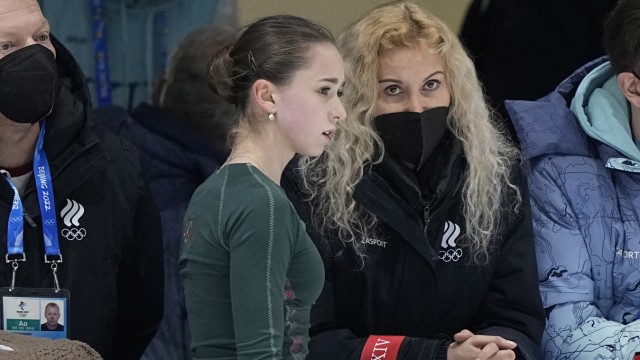 Eiskunstlauf bei Olympia: Die Trainerin Eteri Tutberidze, rechts, hat auch Kamila Walijewa zur Kufenprinzessin geformt.