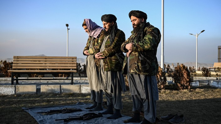 Konflikte: Kämpfer aus den Reihen der Taliban beim Gebet in Kabul.
