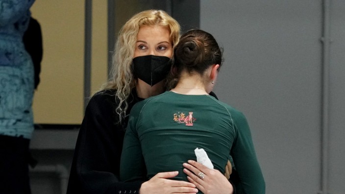 Doping bei Olympia: Trainerin Eteri Tutberidse umarmt Kamila Walijewa - welche Rolle spielte Doping bei der Eiskunstläuferin?