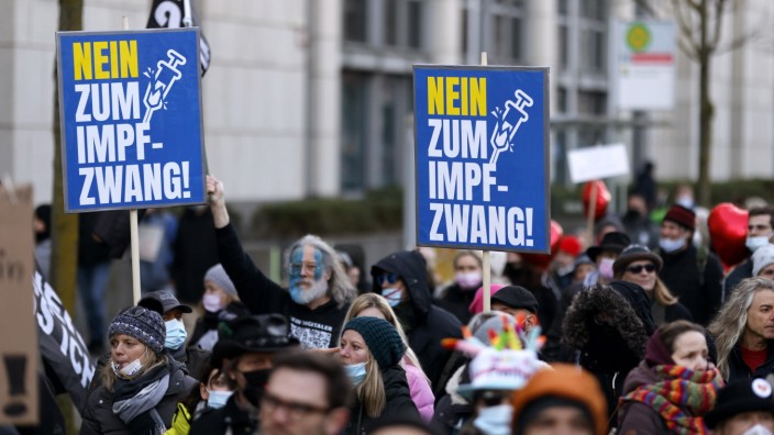Corona: Die Impfpflicht bleibt ein kontroverses politisches Thema, hier eine Demonstration von Gegnern in Düsseldorf.