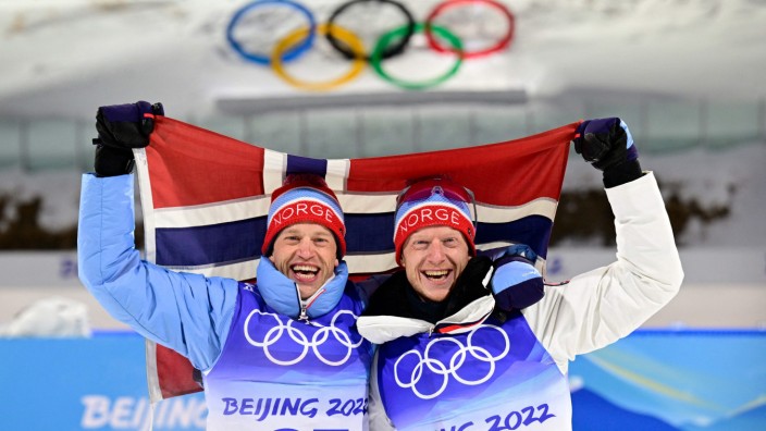 Biathlon: Johannes Thingnes Bö (rechts) und sein Bruder Tarjei Bö bejubeln ihre Medaillen im Sprintrennen.