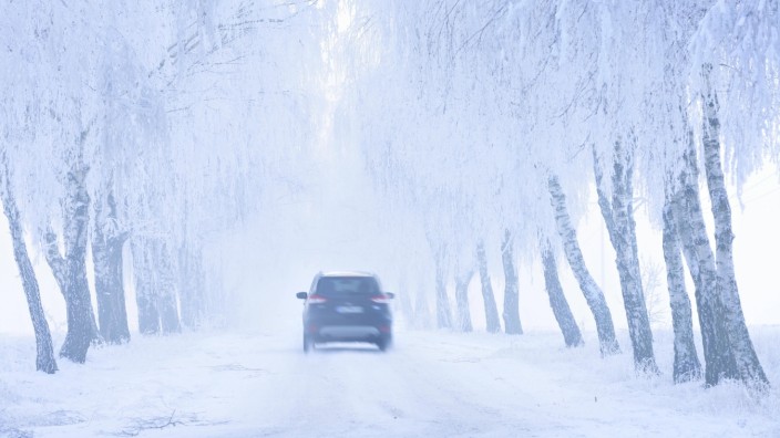 Ratgeber: Fahren bei Schnee und Eis: Gerade auf Landstraßen kann ein Wintereinbruch für Autofahrer zur Rutschpartie werden.