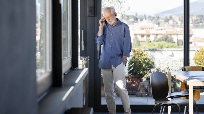 Verbraucherschutz: Die meisten Rentner würden wohl lieber mit ihren Enkeln telefonieren als ständig mit dem Mobilfunkanbieter, der sie nicht aus dem Vertrag lässt.