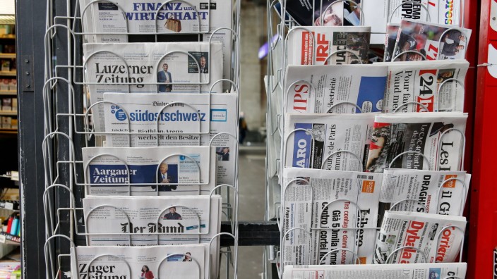 Nach der Volksabstimmung: Hinter vielen kleinen Zeitungen stehen wenige große Medienhäuser: Schweizer Tageszeitungen an einem Kiosk.