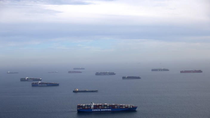 SZ-Kolumne "Theorie und Praxis": Containerschiffe und Öltanker vor dem Hafen von Los Angeles.