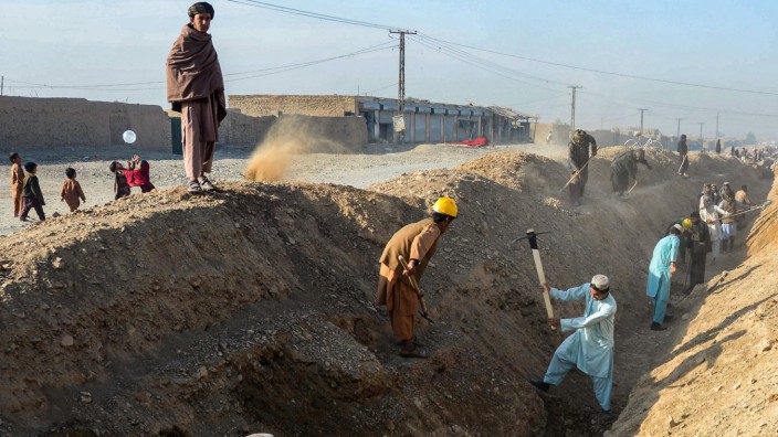 Afghanistan: Ein Kanalprojekt in Kandahar. Afghanistan braucht Geld aus dem Ausland für den Aufbau des Landes, aber Kabul will nicht, dass Hilfe an politische Bedingungen geknüpft wird.