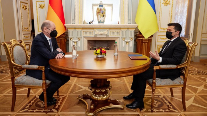 Konflikt mit Russland: Krisendiplomatie: Bundeskanzler Olaf Scholz (links) und der ukrainische Präsident Wolodimir Selenskij am Montag in Kiew.