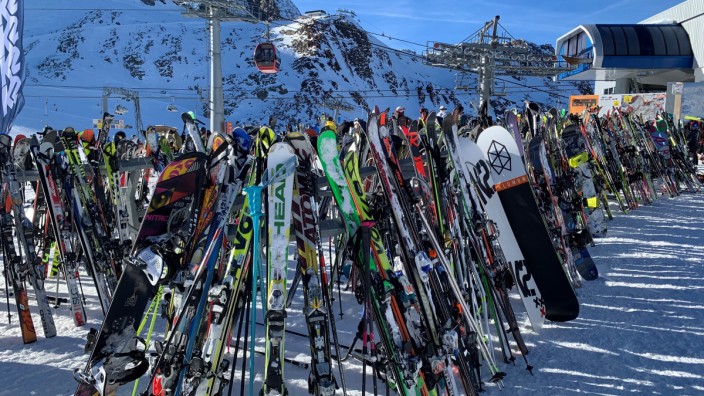 Mitten in Bayern: Der Zirkus geht wieder von vorne los: Ski und Snowboards stehen im Skigebiet am Stubaier Gletscher vor einem Lift.