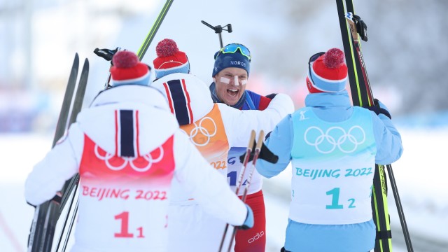 Biathlon bei Olympia: Die Norweger holen Gold und herzen Schlussläufer Vetle Sjaastad Christiansen (Mitte).