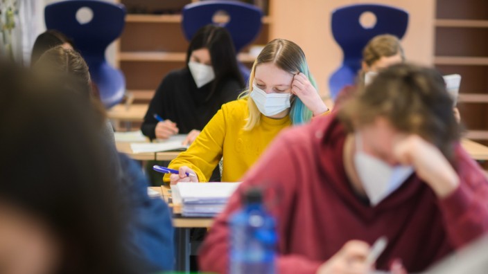 Coronavirus: Schüler eines Abiturjahrgangs sitzen in Hannover im Deutsch-Leistungskurs.