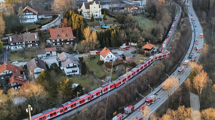 S-Bahn-Zusammenstoß nahe München: Schwer verkeilt: Die Stelle, an der die beiden S-Bahnzüge kollidierten, liegt in einer leichten Kurve.