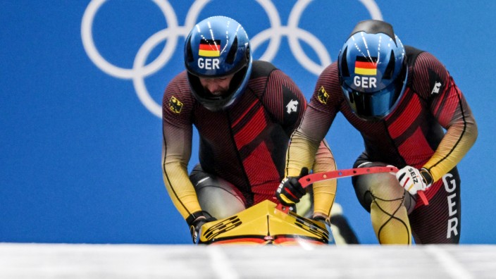 Wintersport: Zweites olympisches Zweier-Gold: Francesco Friedrich (rechts) und Anschieber Torsten Margis in Peking 2022.