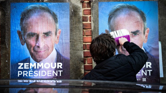 Frankreich: Éric Zemmour lässt sich frankreichweit plakatieren. Schließlich will er mit rechtsextremen Ideen Frankreichs nächster Präsident werden.