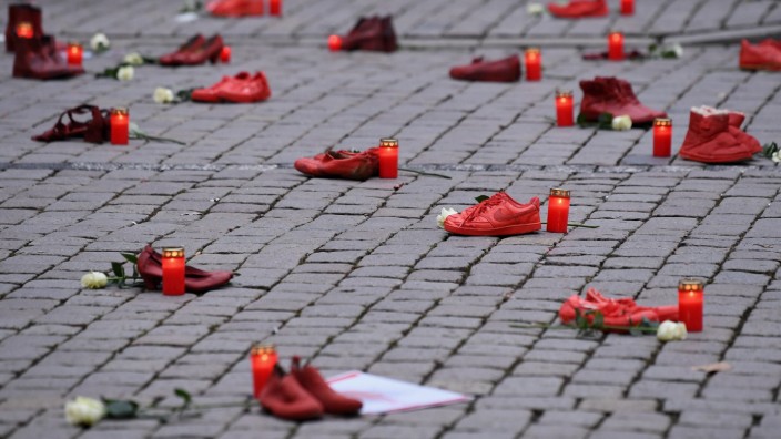 Studie zu Femiziden: Jedes Paar Schuhe steht für eine getötete Frau, das Rot soll an das vergossene Blut erinnern: Aktion im November 2021 auf dem Tübinger Marktplatz.