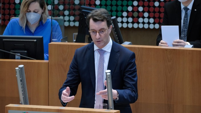 Coronavirus: Man werde "die Kontaktbeschränkungen für die Geimpften spürbar zurücknehmen", sagte Nordrhein-Westfalens Ministerpräsident Hendrik Wüst (CDU) am Dienstag im Landtag in Düsseldorf.