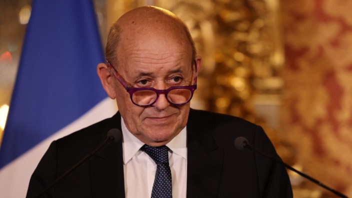 Frankreich: Außenminister Jean-Yves Le Drian will nicht mehr mit diesen "Typen" in Mali zusammenarbeiten, einen Militäreinsatz "nebenan" kann er sich vorstellen.