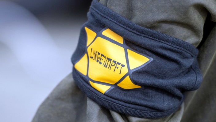 Antisemitismus in München: Bewusste Grenzüberschreitung: Ein Teilnehmer einer Berliner Demonstration gegen die Corona-Maßnahmen trägt eine Armbinde mit einem gelben Stern mit der Aufschrift "Ungeimpft".