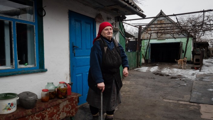 Ukraine-Krise: Machtspiele: Die Menschen in der Ostukraine - hier in Nevelske - leiden extrem unter den Spannungen.